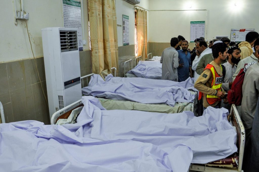 incendio treno pakistan