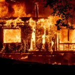 Incendi California, enorme rogo consuma oltre 4.000 ettari: evacuazioni, 180.000 persone senza elettricità [FOTO]