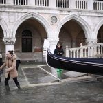 Maltempo Venezia, tornano a suonare le sirene dell’acqua alta: nuovo picco alle 23:35, domani scuole chiuse