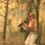 Australia, gli incendi decimano i koala: donna corre tra le fiamme per salvarne uno, “urlava e piangeva” [FOTO e VIDEO]