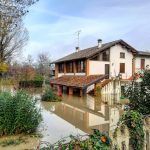 Maltempo, la piena del fiume Po sta inondando vaste aree della pianura Padana: allarme rosso, evacuazioni in corso. FOTO e VIDEO in diretta