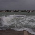 Violente raffiche di vento e mareggiate a Porto Cesareo e Gallipoli: gravi danni, Torre Lapillo sommersa dal mare [FOTO]