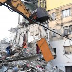 Terremoto Albania, 23 morti e 1.000 feriti: “è solo l’inizio, rischio nuove forti scosse e tsunami anche in Italia”. Coinvolti 11 Paesi, è allarme