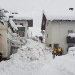 Nuova “Bomba” di NEVE sulle Alpi, valanga tra le case in Val Martello: si cercano dispersi, l’impressionante VIDEO della slavina