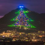 Che spettacolo a Gubbio: si accendono le luci dell’albero di Natale più grande del mondo [FOTO]