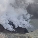 Nuova Zelanda, turisti all’interno del cratere al momento dell’eruzione ma c’erano stati segnali. “Crediamo che non ci siano sopravvissuti” [FOTO e VIDEO]