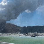 Improvvisa eruzione del vulcano di White Island in Nuova Zelanda: almeno 5 morti, dispersi diversi turisti vicino al cratere [FOTO e VIDEO]