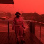 Incendi Australia, inferno a Mallacoota a poche ore dalla Notte di San Silvestro: gente in fuga via mare, “è apocalittico” [FOTO e VIDEO]