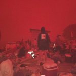 L’Australia sembra Marte, un denso fumo rosso riempie il cielo: le immagini da un aereo militare [FOTO e VIDEO]