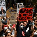 Manifestazione di protesta per il clima a Sydney: il fumo degli incendi soffoca la città [FOTO]