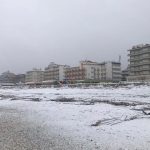 Meteo, la prima NEVE della stagione in Pianura Padana: temperature sottozero in pieno giorno, imbiancate anche le coste di Veneto e Romagna [FOTO e VIDEO]