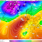 Meteo, Anticiclone eccezionale nel cuore d’Europa: 1050hPa tra Galles e Benelux, 1045hPa al Nord Italia. A rischio i record di alta pressione della storia [MAPPE e DATI]