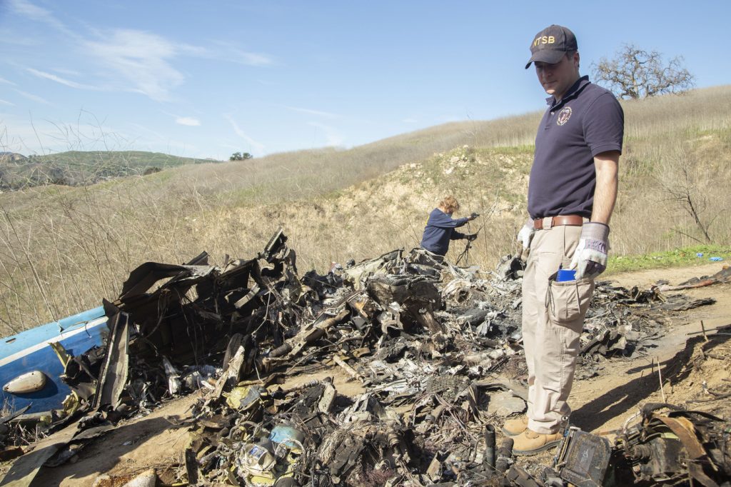 Morte Kobe Bryant, gli investigatori fra i rottami dell’elicotteroMorte Kobe Bryant, gli investigatori fra i rottami dell’elicottero