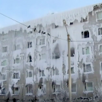 In Siberia un edificio è invaso dal ghiaccio, dentro e fuori: in questo “castello di ghiaccio” vivono delle famiglie [FOTO e VIDEO]