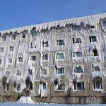 In Siberia un edificio è invaso dal ghiaccio, dentro e fuori: in questo “castello di ghiaccio” vivono delle famiglie [FOTO e VIDEO]