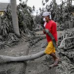 Filippine, il vulcano Taal ha devastato l’isola di Luzon: animali sterminati, foreste distrutte dalla cenere. Si teme “esplosione pliniana”, 20 milioni di persone a rischio [FOTO e VIDEO]
