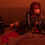 L’Australia sembra Marte, un denso fumo rosso riempie il cielo: le immagini da un aereo militare [FOTO e VIDEO]