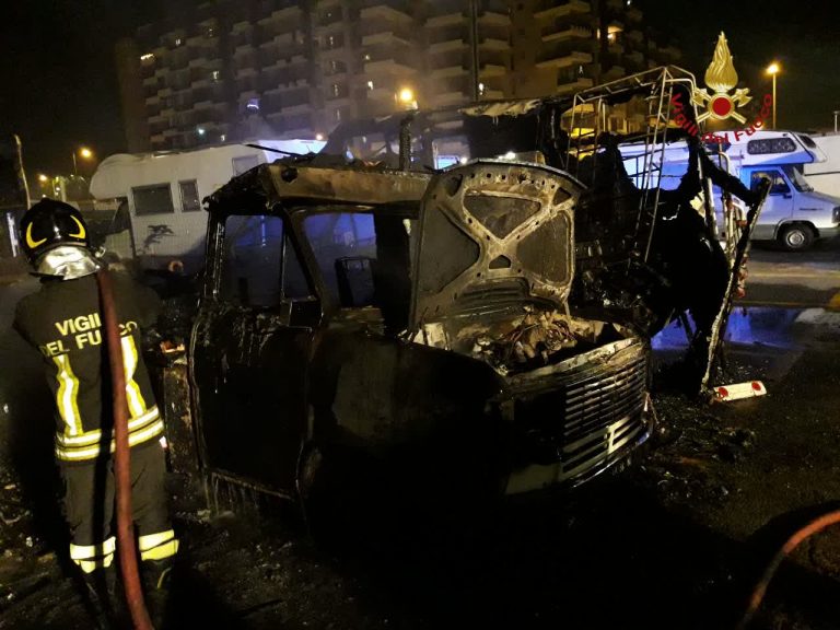 I camper distrutti dall'incendio che si è sviluppato all'interno di un parcheggio a piazzale 12 Ottobre, in zona Garbatella, a Roma.