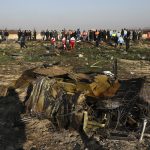 Iran, il mistero dell’aereo ucraino caduto a Teheran dopo l’attacco alle basi USA in Iraq: 2 passeggeri non ucraini non si sono imbarcati [FOTO e VIDEO]