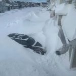 Ciclone bomba in Canada, inviato l’esercito a Terranova per aiutare le persone ad uscire di casa: muri di neve bloccano porte e garage [FOTO]