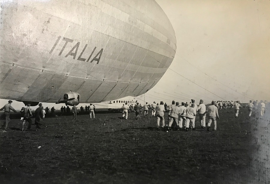 16 maggio 1928. La fotografia ritrae il Dirigibile “Italia” in uscita da un hangar