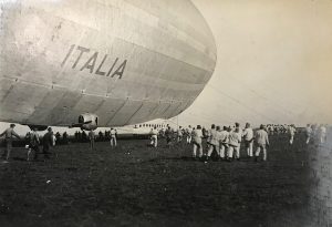 16 maggio 1928. La fotografia ritrae il Dirigibile “Italia” in uscita da un hangar