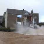Tempesta Ciara, effetti devastanti in Scozia: il momento in cui un edificio crolla nelle acque di un fiume in piena [FOTO e VIDEO]