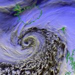 Tempesta Dennis, uno dei cicloni più violenti della storia: la pressione è crollata  a 920hPa, ripercussioni in tutt’Europa [MAPPE]
