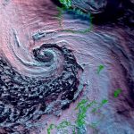 Tempesta Dennis, uno dei cicloni più violenti della storia: la pressione è crollata  a 920hPa, ripercussioni in tutt’Europa [MAPPE]
