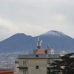 Meteo Italia, maltempo e crollo delle temperature: scuole chiuse e disagi in Irpinia, primi fiocchi di neve sul Vesuvio [FOTO]