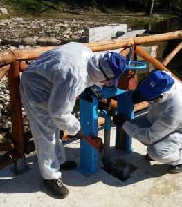 Operai al lavoro su opere irrigue
