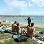 Coronavirus, in Australia gente in spiaggia e in gruppo per le strade mentre il contagio si espande: varate misure più restrittive [FOTO]