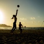 Australia, l’estate non ferma il Coronavirus: mille casi e 7 morti, grande folla di giovani sportivi a Bondi Beach. Vietati “assembramenti con oltre 500 persone” [FOTO]