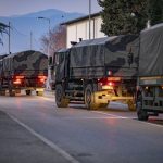 Coronavirus, a Bergamo non c’è più posto per le salme: enorme colonna di mezzi militari trasporta i feretri verso altre località [FOTO]