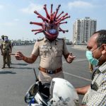 Coronavirus, il poliziotto con il casco a tema Covid-19: le incredibili immagini da Chennai [FOTO]