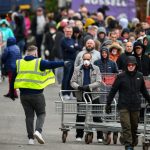 Coronavirus, a Glasgow migliaia di persone in coda per fare la spesa da Costco [GALLERY]