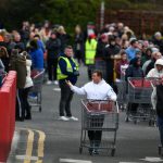 Coronavirus, a Glasgow migliaia di persone in coda per fare la spesa da Costco [GALLERY]