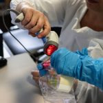 Cos’è, quanto costa e come funziona il tampone per il Coronavirus: tutte le FOTO dal laboratorio dell’Ospedale Niguarda di Milano [GALLERY]