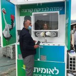 Coronavirus, Israele lancia nuove cabine per i test in strada: zero contatto tra infermiere e paziente e alta efficienza [FOTO]