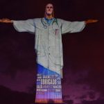 Coronavirus, il Cristo Redentore “indossa” il camice da medico: omaggio agli operatori sanitari del mondo [FOTO e VIDEO]