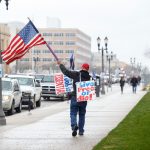 Coronavirus, rivolta negli USA contro il lockdown: i negazionisti del distanziamento sociale chiedono “la libertà di uscire” [FOTO]