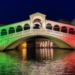 Coronavirus, a Venezia il Ponte di Rialto si illumina con il tricolore: un simbolo di speranza e vicinanza agli operatori sanitari [FOTO]