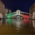 Coronavirus, a Venezia il Ponte di Rialto si illumina con il tricolore: un simbolo di speranza e vicinanza agli operatori sanitari [FOTO]