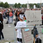 Coronavirus, in Germania continuano le proteste contro il lockdown nonostante gli allentamenti: a Monaco riunite 3 mila persone [FOTO]