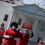 Coronavirus, zoccoli delle infermiere morte davanti alla Casa Bianca: il toccante omaggio alle vittime in corsia nella protesta contro la carenza di dispositivi di protezione [FOTO]