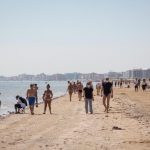 Primo weekend di libertà nell’era Coronavirus: da Palermo a Riccione, si ripopolano le spiagge dell’Italia ma è allerta movida [FOTO]
