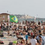 Potente ondata di caldo in Israele: spiagge affollate nonostante le restrizioni per il Coronavirus [FOTO]