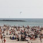 Potente ondata di caldo in Israele: spiagge affollate nonostante le restrizioni per il Coronavirus [FOTO]