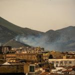 Inizia l’incubo degli incendi: decine di roghi in Sicilia alimentati dal forte vento di scirocco, alberi abbattuti e danni a Palermo [FOTO e VIDEO]