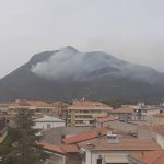 Inizia l’incubo degli incendi: decine di roghi in Sicilia alimentati dal forte vento di scirocco, alberi abbattuti e danni a Palermo [FOTO e VIDEO]